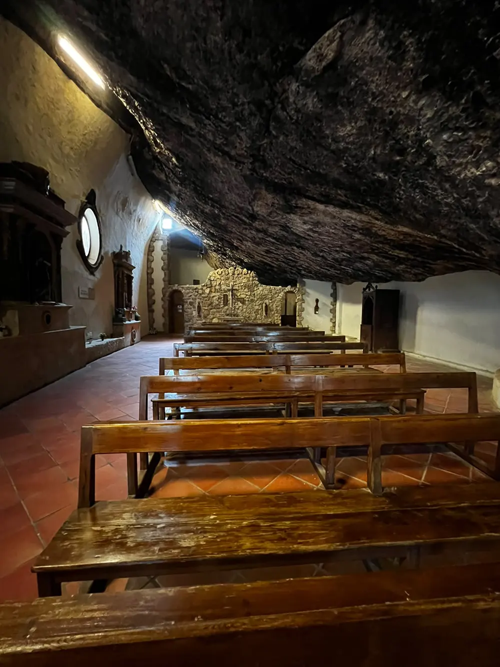 Bancos de madera en el Santuario Virgen de la Balma en Zorita del Maestrazgo